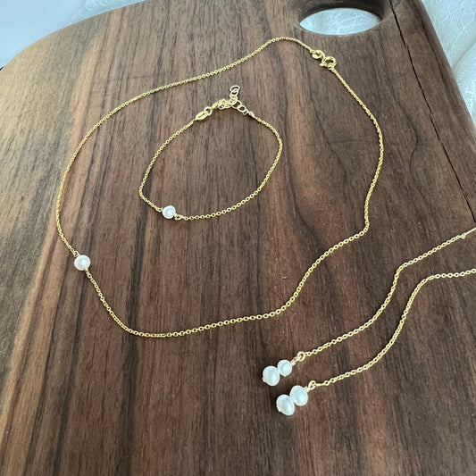 MINIMALIST PEARL NECKLACE