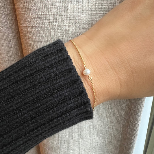 MINIMALIST PEARL BRACELET