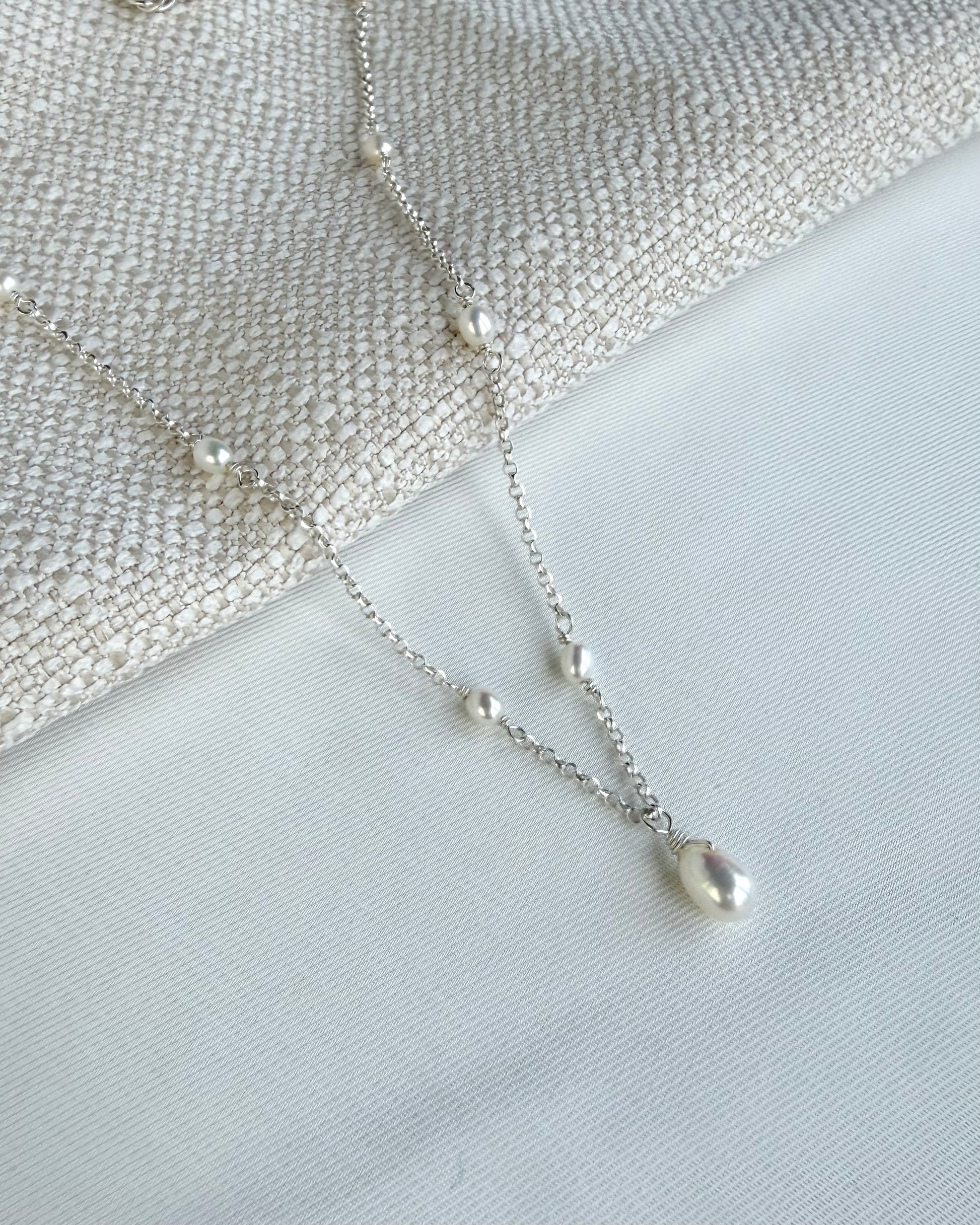 Delicate pearl necklace in sterling silver
