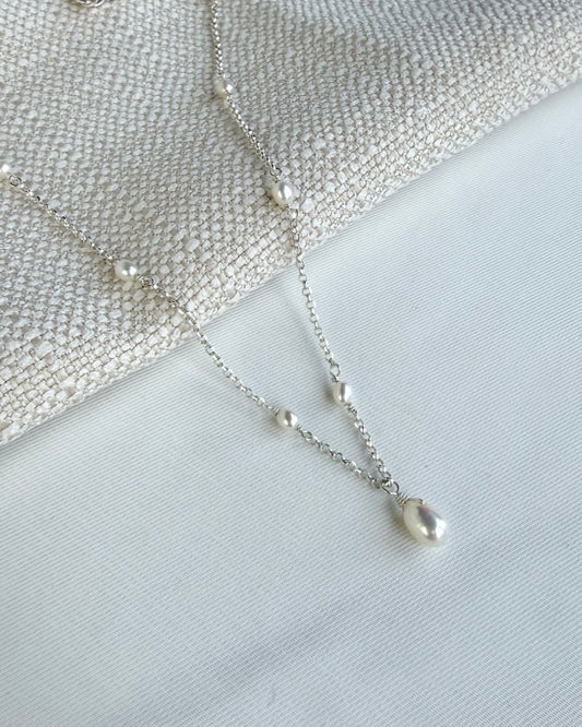 Delicate pearl necklace in sterling silver