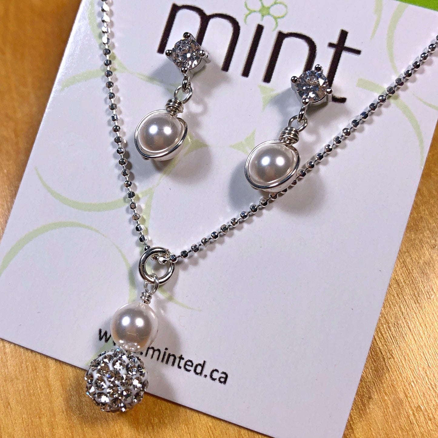 SPARKLING PEARL NECKLACE